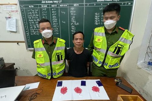 Bắt quả tang đối tượng tàng trữ hồng phiến và súng tự chế
