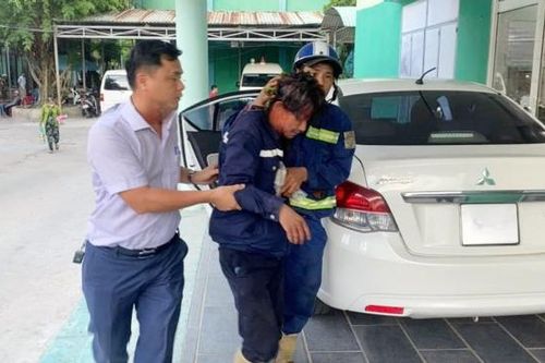 Thiếu tá Công an giúp người đàn ông tự ngã xe mô tô bị thương trên Quốc lộ 14B