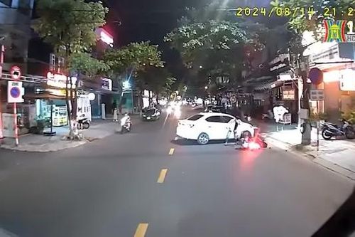Xe máy không quan sát đâm ô tô đang quay đầu
