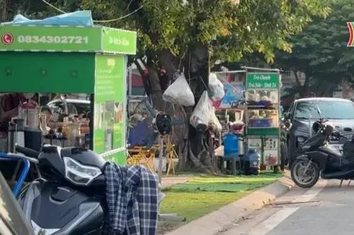 Vi phạm trật tự đô thị trước cổng UBND phường Tây Mỗ
