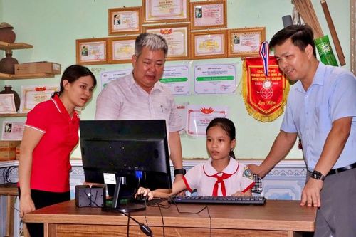 Huyện ủy Lương Sơn tặng quà, thăm hỏi học sinh hiếu học Hoàng Thiên Hương