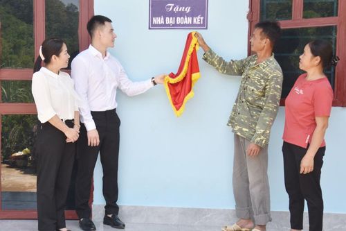 Trao kinh phí hỗ trợ nhà Đại đoàn kết cho hộ nghèo tại Thành phố