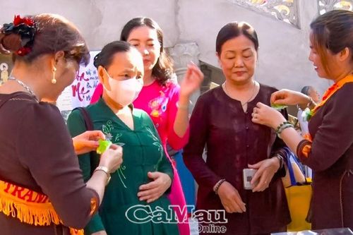 Bông hồng cài áo ngày lễ Vu lan