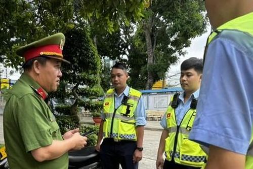 Bài 3: Anh nhân viên bảo trì điện góp sức giữ gìn an ninh, trật tự phố phường