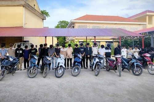Hơn 20 thanh thiếu niên mang hung khí đi đánh người để giải quyết mâu thuẫn