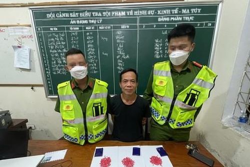 Bắt đối tượng trang bị súng, dao để buôn ma túy