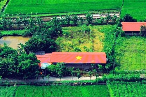 Mỗi mái nhà thành một lá cờ Tổ quốc: Hơn cả trào lưu, đó là yêu nước