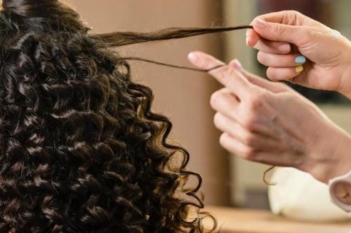 Tóc xoăn nên chọn uốn nóng hay uốn lạnh?