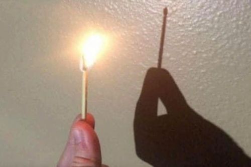 Vì sao ngọn lửa que diêm cháy không có bóng in lên tường?