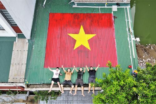 4 chàng trai Hà Tĩnh vẽ cờ Tổ quốc trên mái nhà: Yêu nước giản dị vậy thôi