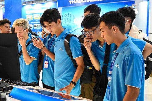 Một trường đại học tặng laptop cho 100% tân sinh viên nhập học