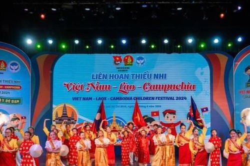 Thắm tình hữu nghị, đoàn kết trong đêm bế mạc Liên hoan Thiếu nhi Việt Nam - Lào - Campuchia