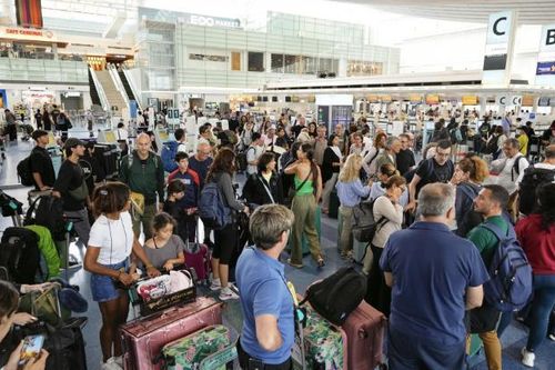 Siêu bão Ampil tiến về Tokyo (Nhật Bản), hàng nghìn người phải sơ tán