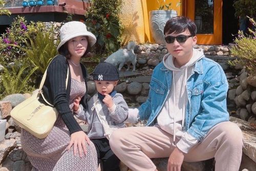 Anh trai HuyR công khai vợ con