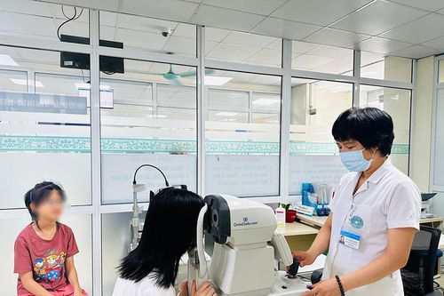 Nguy cơ gia tăng trẻ cận thị sau kỳ nghỉ hè