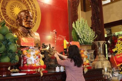 Phó Chủ tịch nước Võ Thị Ánh Xuân dâng hoa, dâng hương tưởng nhớ Chủ tịch Tôn Đức Thắng