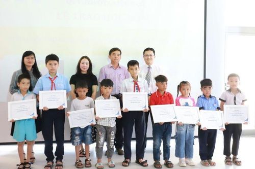 Tặng học bổng trị giá hơn 400 triệu đồng cho con em nạn nhân tai nạn giao thông
