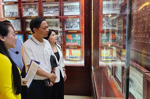 Cán bộ, học viên lớp quy hoạch Ủy viên Trung ương tìm hiểu thực tiễn tại Thanh Hóa