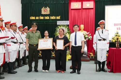 Trao Bằng Tổ quốc ghi công đối với Liệt sĩ, Trung tá Trần Duy Hùng