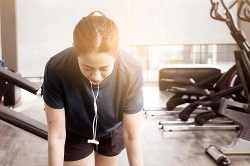 Dấu hiệu tập luyện quá sức và rủi ro sức khỏe