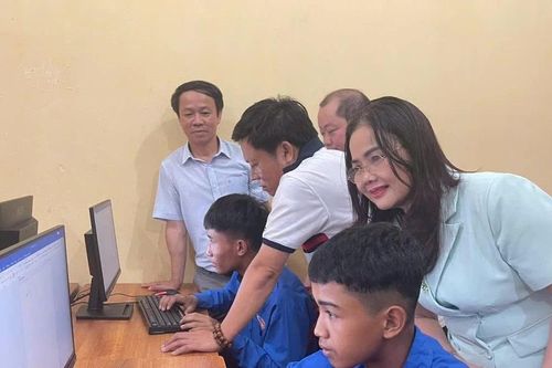 Trao tặng phòng máy tính và học bổng đến học sinh trường miền núi Quảng Trị