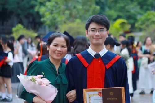 Từ học sinh được 4 điểm thi tốt nghiệp THPT môn tiếng Anh trở thành thủ khoa