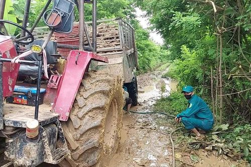 Một phường ở TP Kon Tum rửa xe cho người dân thay vì xử phạt