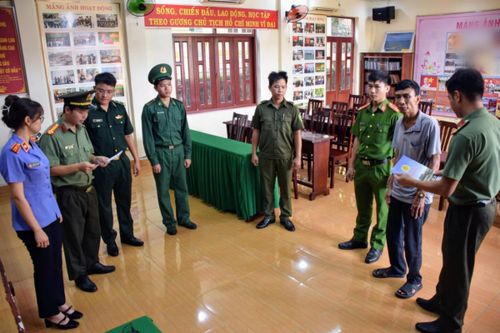 Tống đạt quyết định khởi tố, bắt tạm giam chủ tàu cá đưa người sang vùng biển nước ngoài đánh bắt thủy sản trái phép