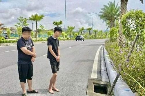 2 thanh niên mặc quần áo bảo vệ nhiều đêm đi trộm nắp cống ở Hạ Long