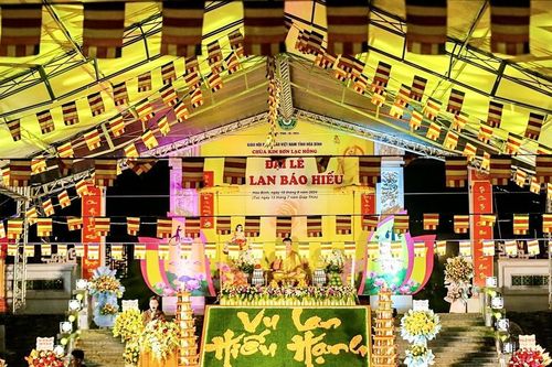 Bông hồng cài áo mùa hiếu hạnh
