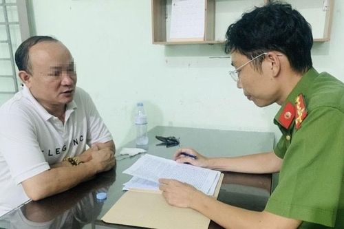Khởi tố, bắt tạm giam người đàn ông ép xe, đập kính ô tô ở Bình Dương