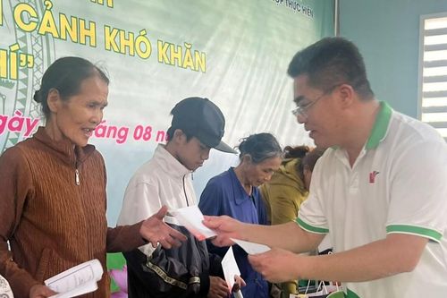 Học viện Tư pháp trao quà tại Bình Định