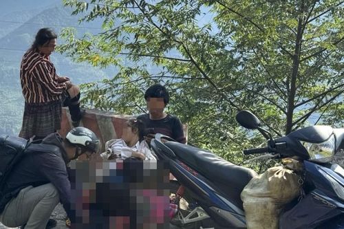 Anh công an xã đỡ đẻ cho sản phụ bên đường