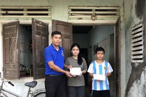 Cán bộ Đoàn 'tiếp lửa' học sinh nghèo