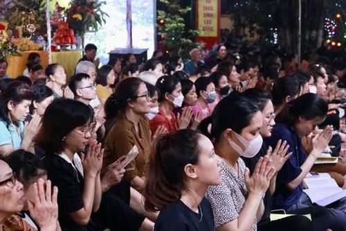 Người Hà Nội ngồi kín sân chùa Phúc Khánh làm lễ Vu Lan báo hiếu