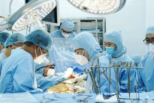 Bệnh viện 'sợ' đấu thầu, bệnh nhân TPHCM chờ 3 tháng chưa được thay khớp háng