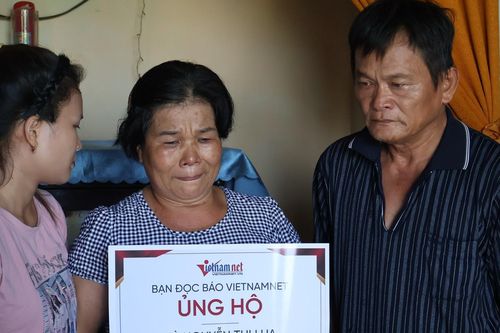 Gia đình có chồng con mù lòa, vợ ung thư được bạn đọc giúp đỡ
