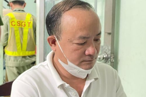 Tạm giam người đàn ông đập bể kính ô tô, bắt tài xế quỳ xin lỗi