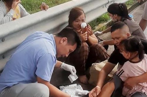 Cán bộ y tế kể phút phá cửa xe, cấp cứu người gặp tai nạn trên cao tốc