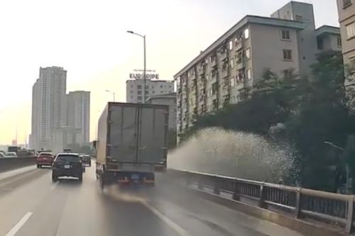 Xe tải đi nhanh vào làn khẩn cấp đường trên cao, té nước ồ ạt xuống đường dưới
