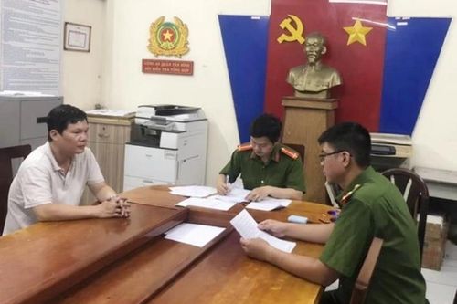 Bắt khẩn cấp tài xế trong vụ chửi bới, hất cô gái lên capo