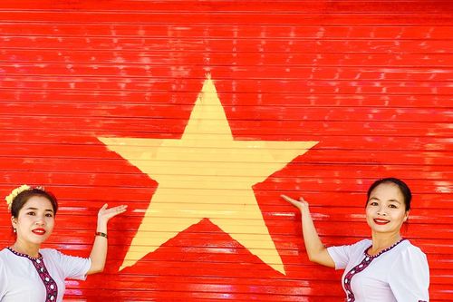Tuổi trẻ vùng cao Nghệ An cùng nhau vẽ hình cờ Tổ quốc