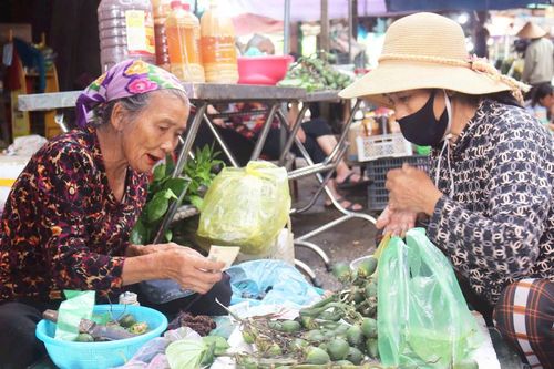 Chộn rộn chợ quê trung du Nghệ An dịp Rằm tháng Bảy