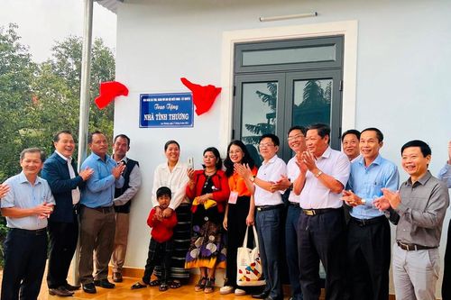 Báo Đảng khu vực miền Trung - Tây Nguyên trao nhà tình thương và tặng học bổng cho học sinh nghèo tỉnh Lâm Đồng