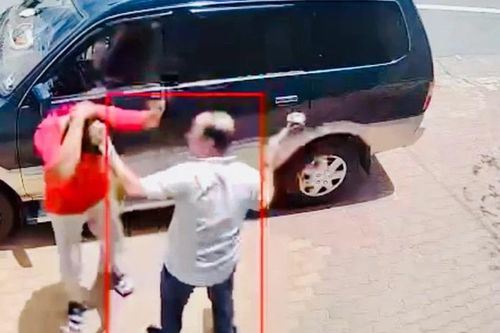 Khởi tố đối tượng dùng khúc xương bò đập vỡ kính ôtô ở Bình Dương