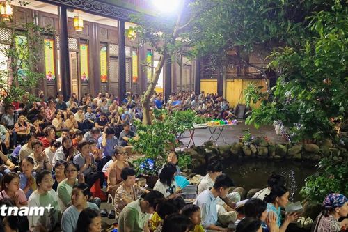 Hà Nội: Người dân ngồi kín sân chùa Phúc Khánh trong lễ Vu Lan báo hiếu