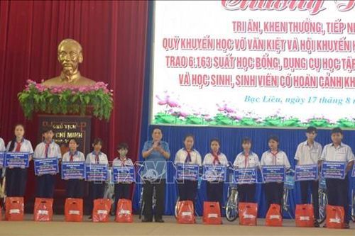 Trao tặng học bổng, tiếp sức cho học sinh, sinh viên có hoàn cảnh khó khăn