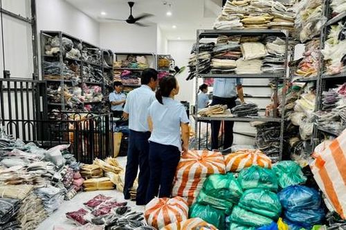 Chủ kho hàng áo quần nhập lậu bị xử phạt nặng sau kiểm tra đột xuất