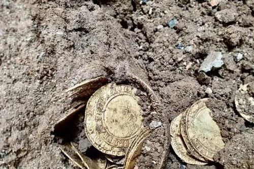2 vợ chồng đào được kho báu trị giá 24 tỷ đồng chôn dưới sàn nhà