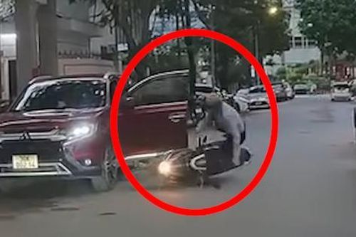 Mở cửa bất cẩn, tài xế ô tô gây họa cho xe máy